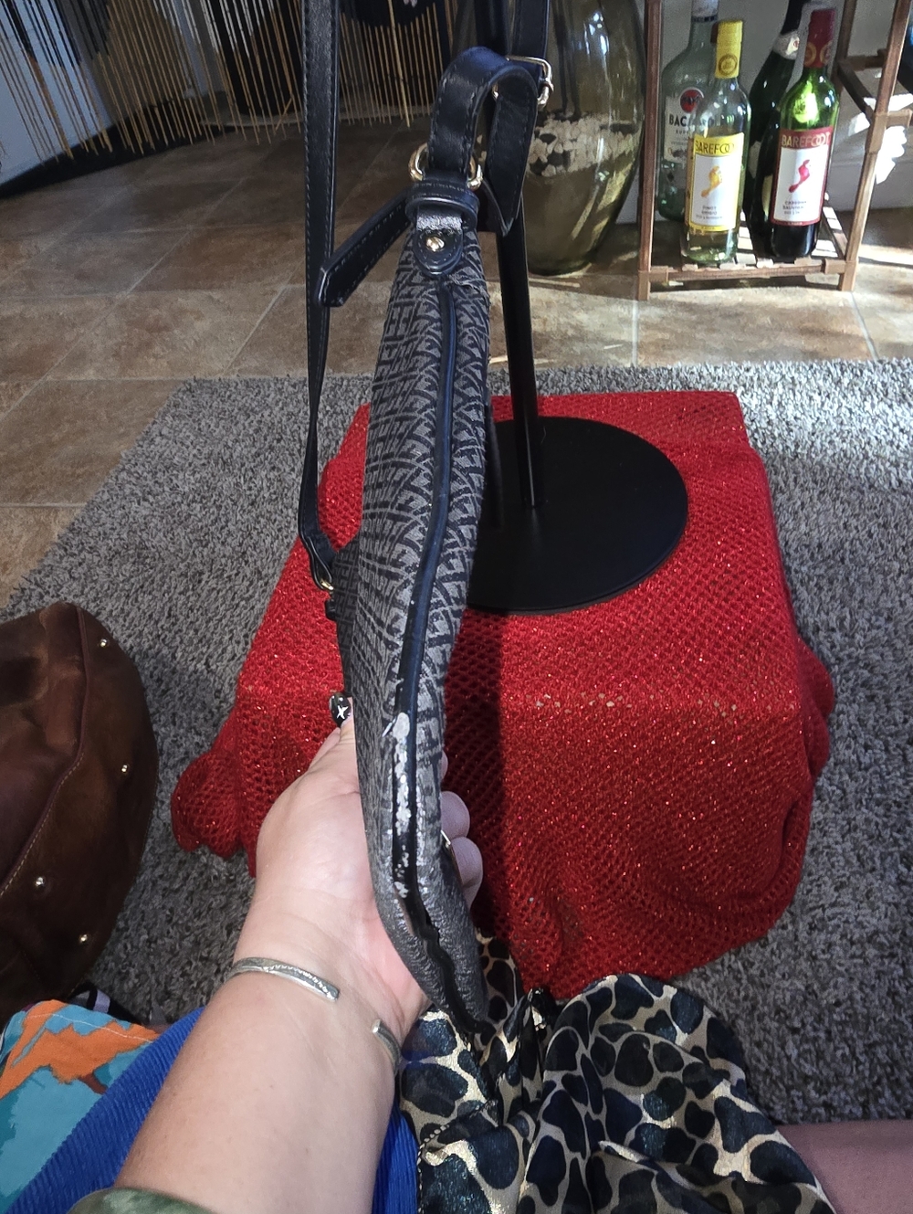 Tommy Hilfiger Black Textured Crossbody Bag w/Gold Plate In Preloved Condition - Picture 5 of 9